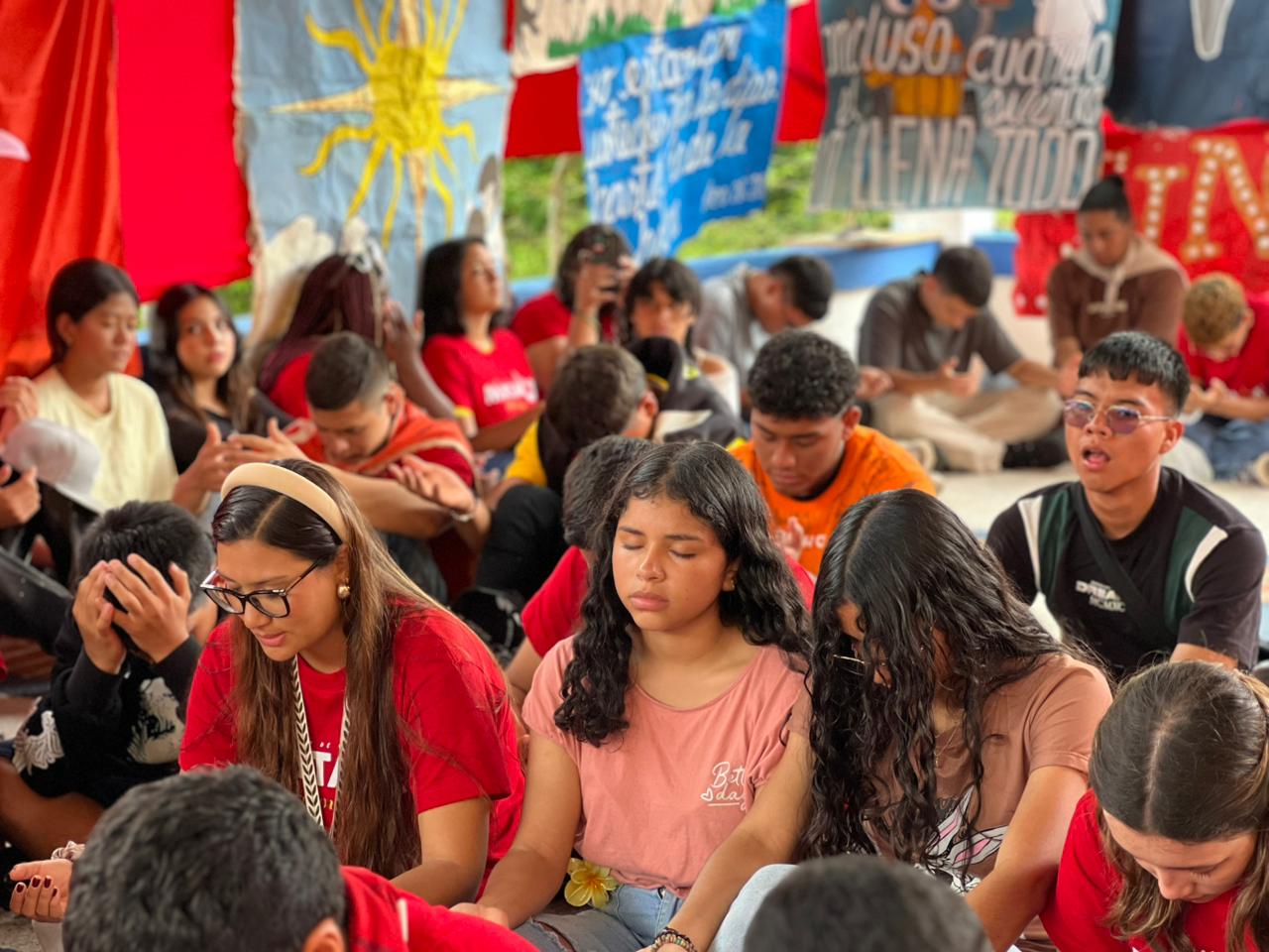 Jóvenes en oración
