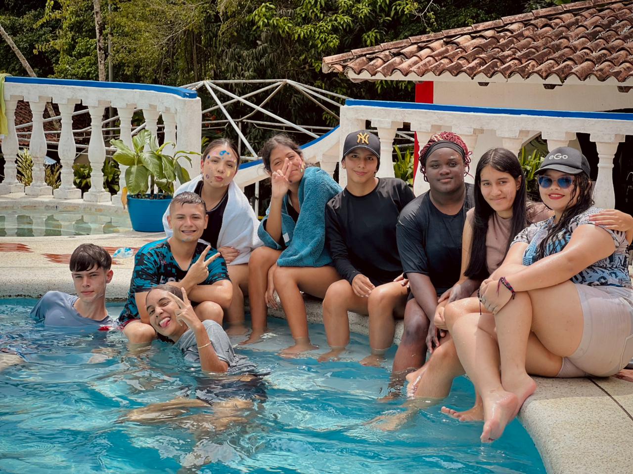 Amigos en la piscina